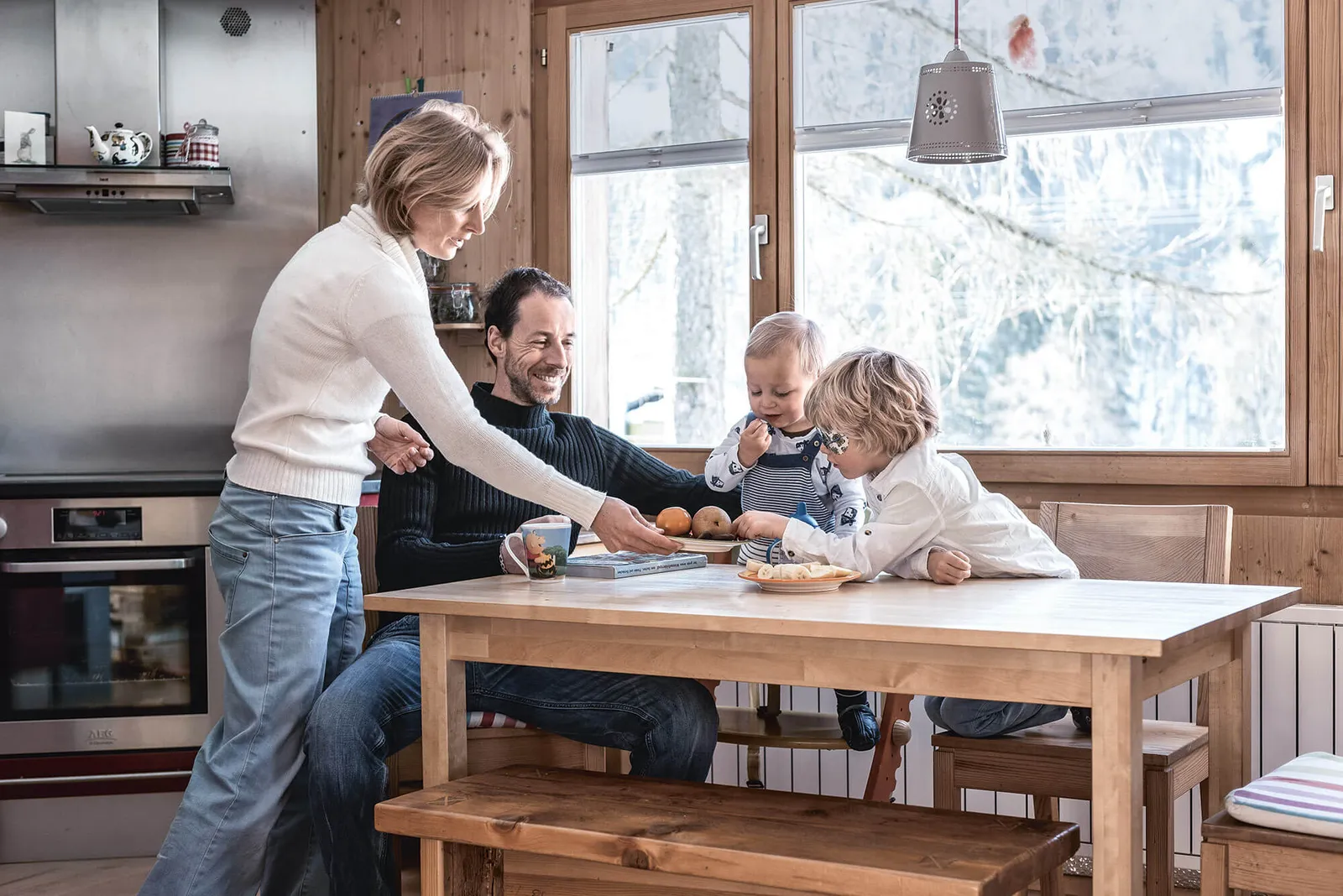 Junge Familie am Küchentisch