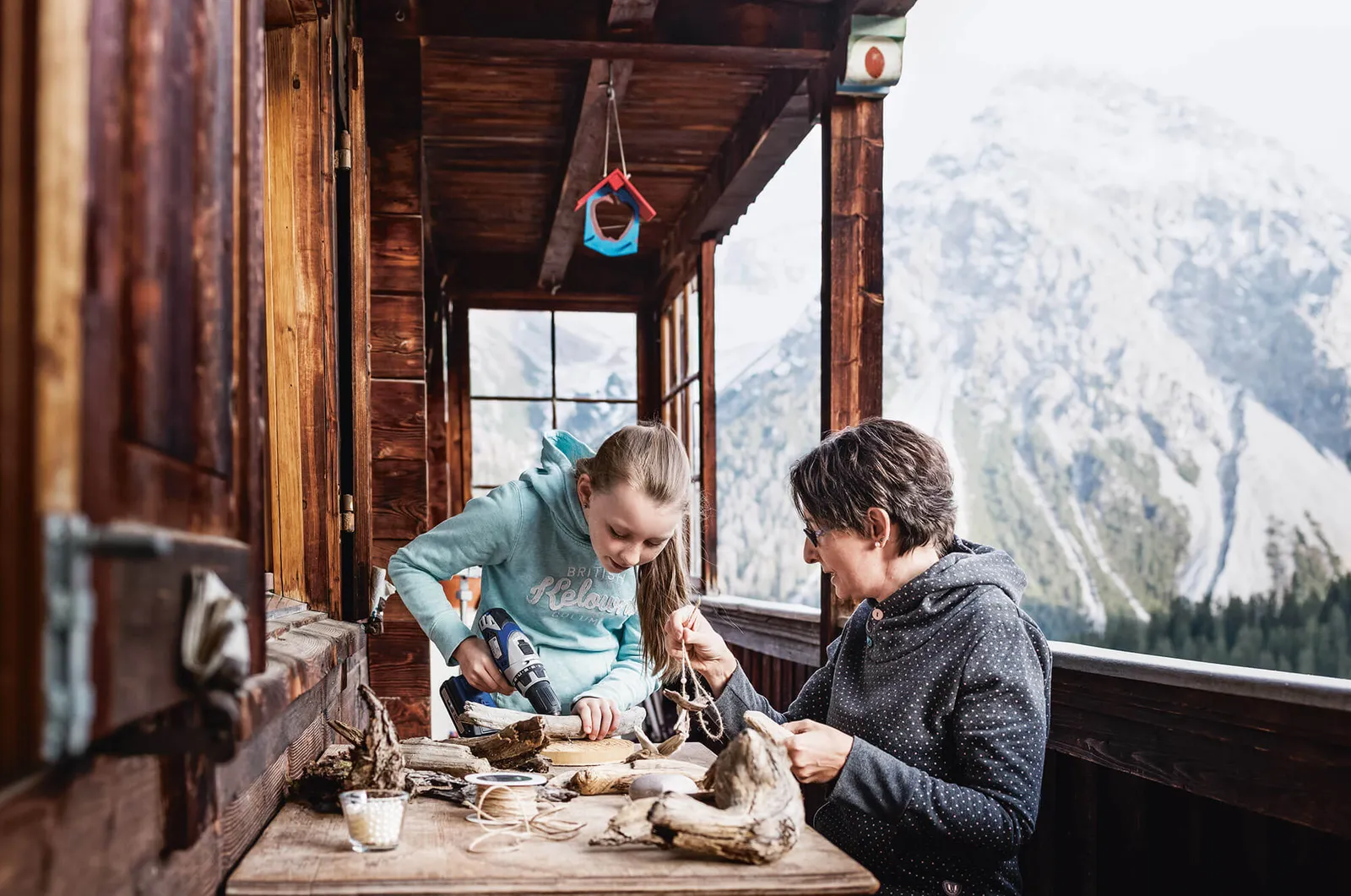 Mutter und Tochter auf der Terrasse