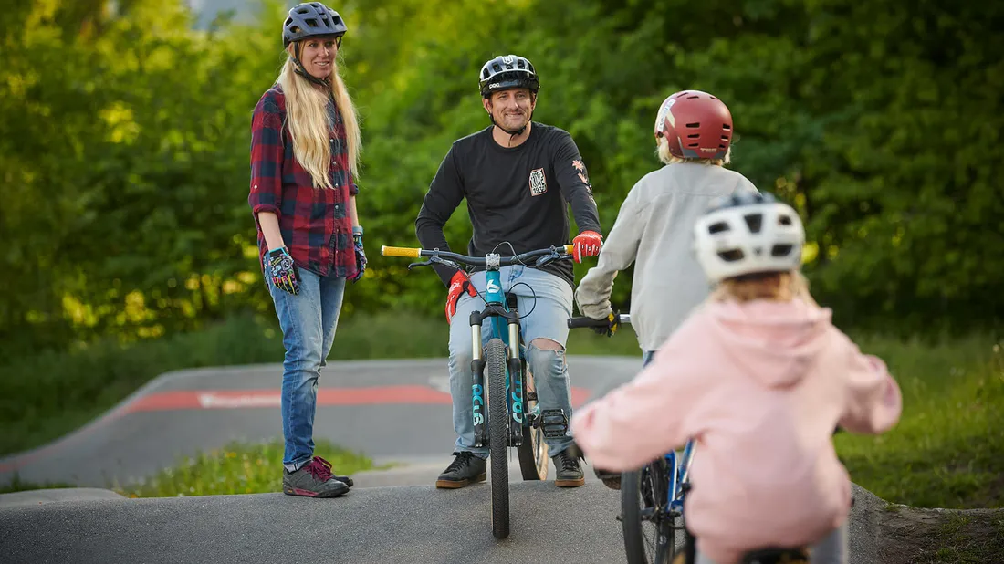 Familie auf dem Pumptrack