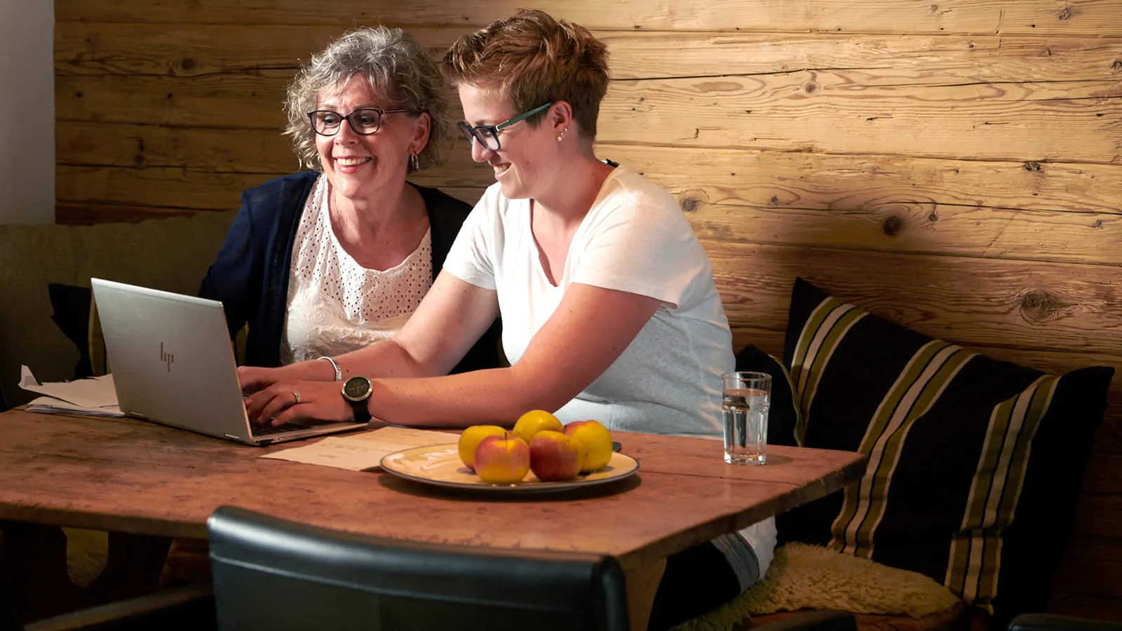 Zwei Frauen mit Laptop am Esstisch