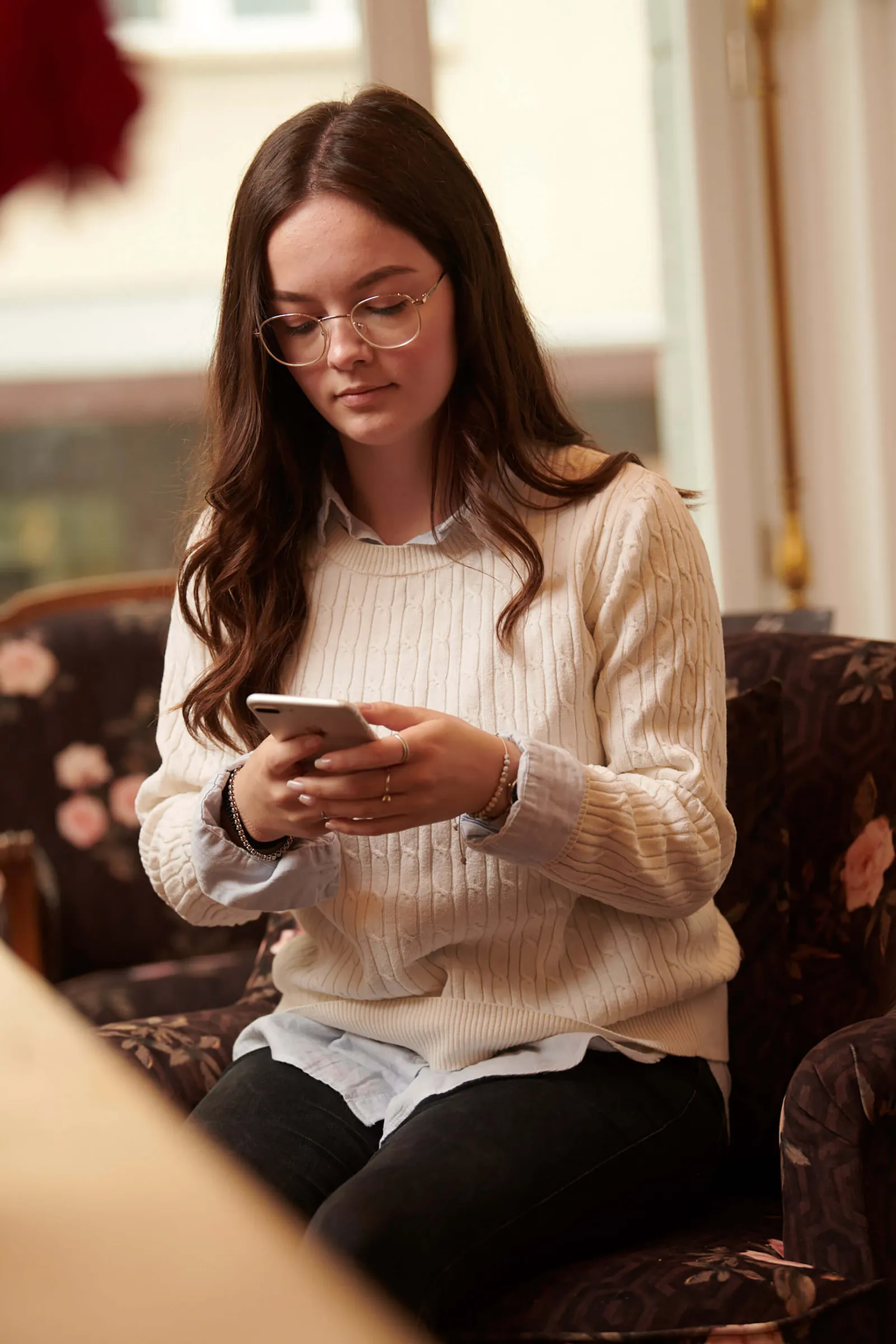 Junge Frau am Smartphone