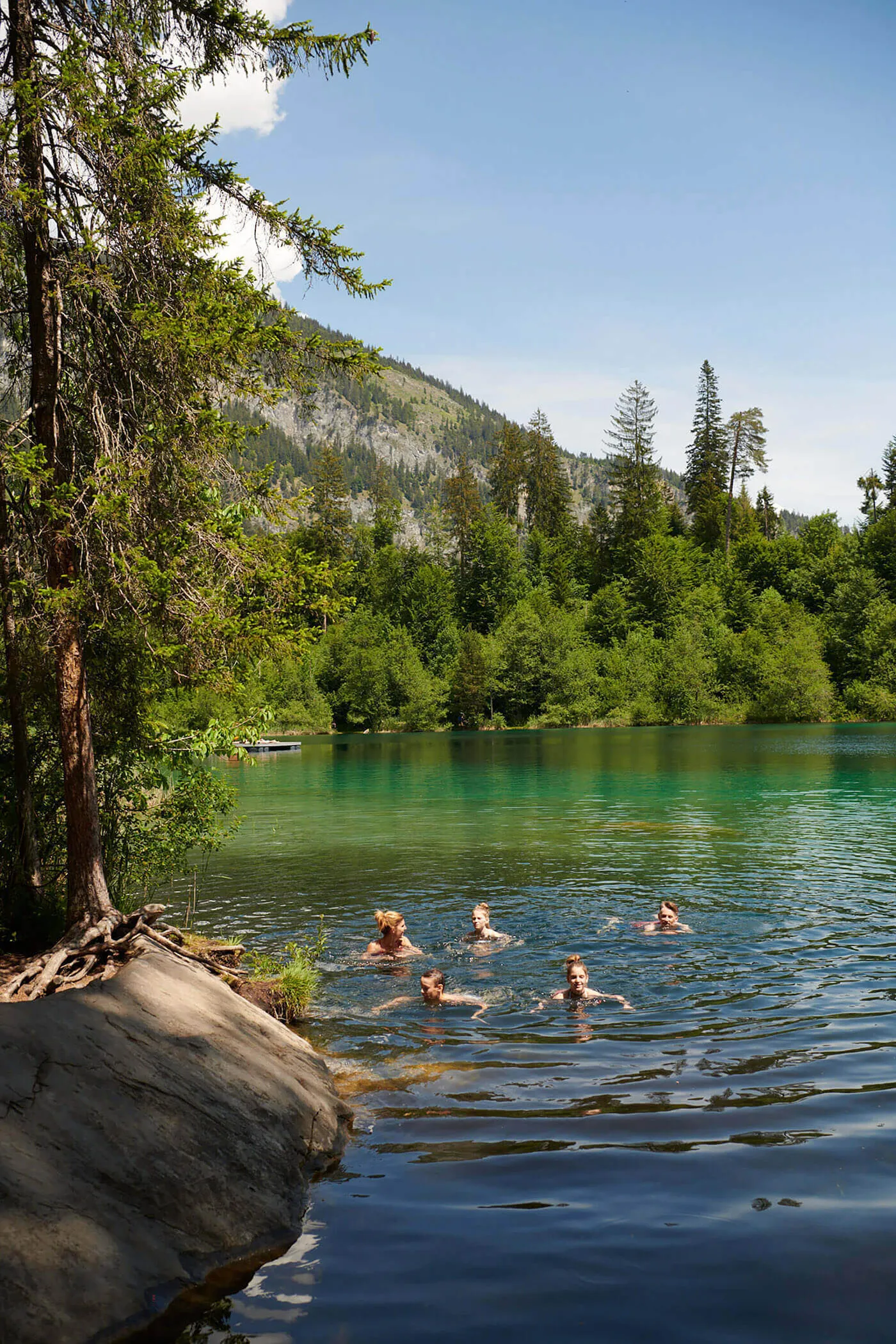 Familie schwimmt im Bergsee