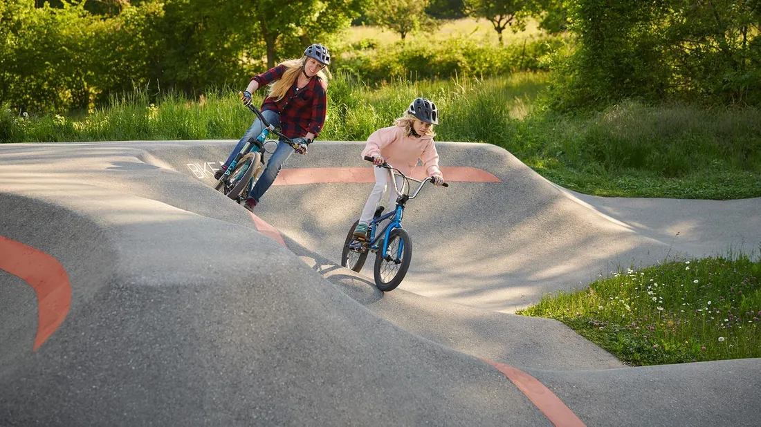 Mutter und Tochter mit Bike auf dem Pumptrack