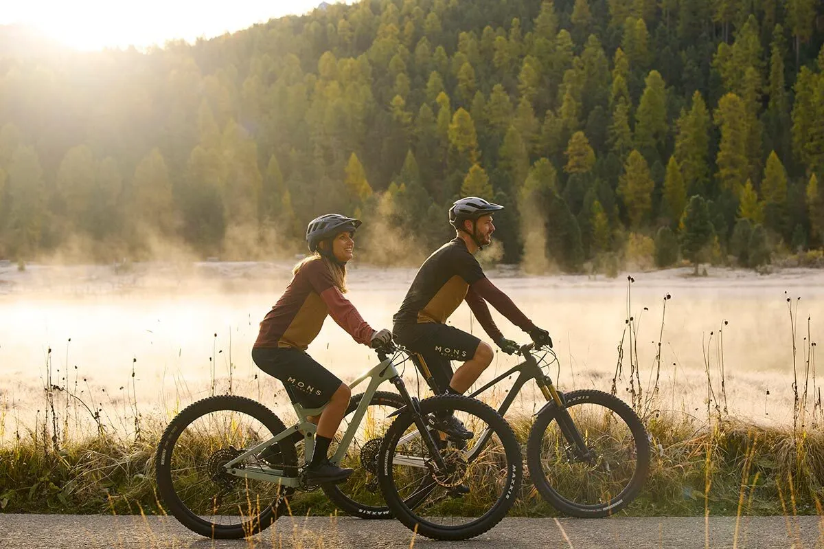 Paar beim Mountainbiken im Morgengrauen