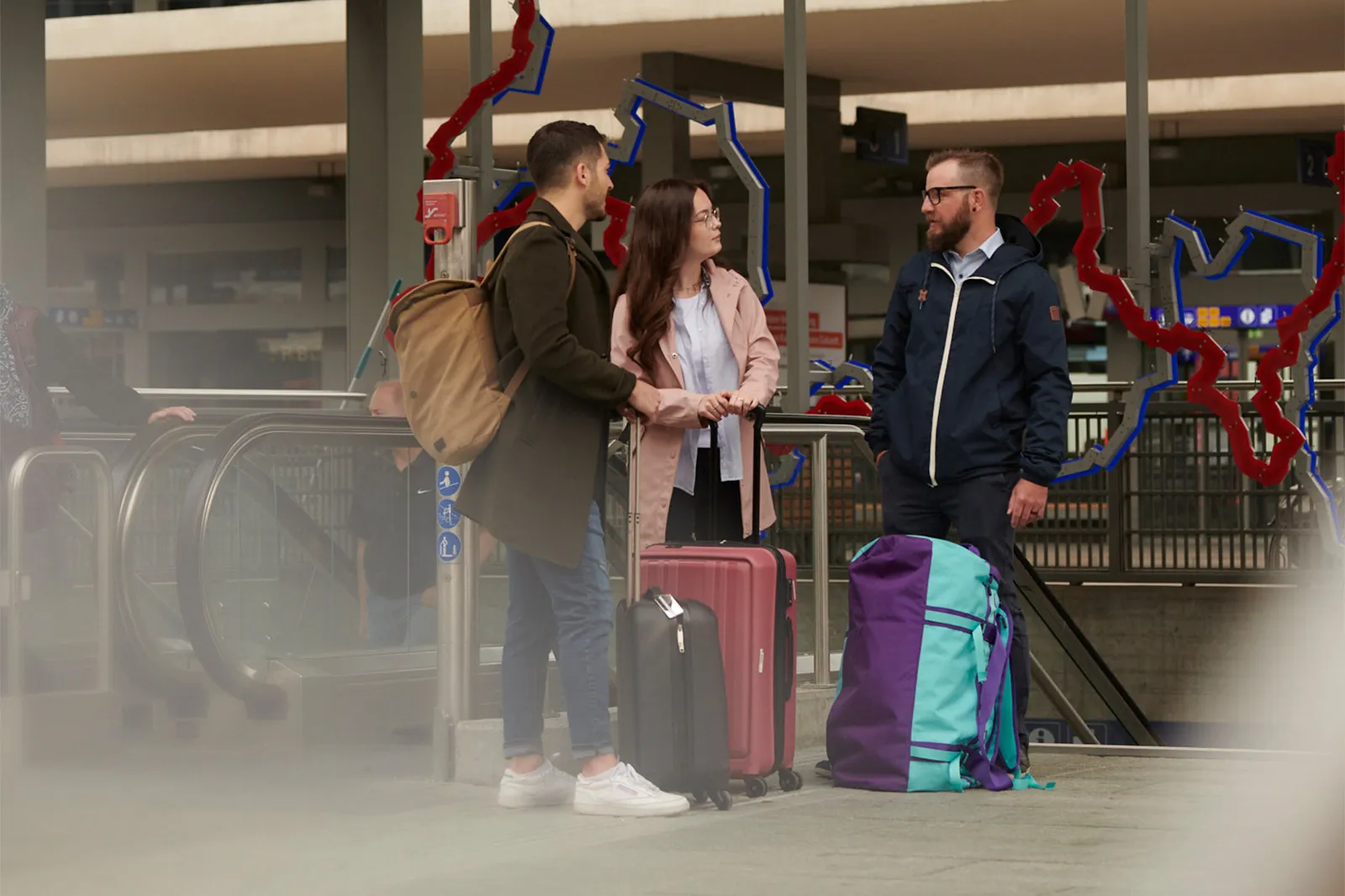 Junge Menschen am Bahnhof Chur