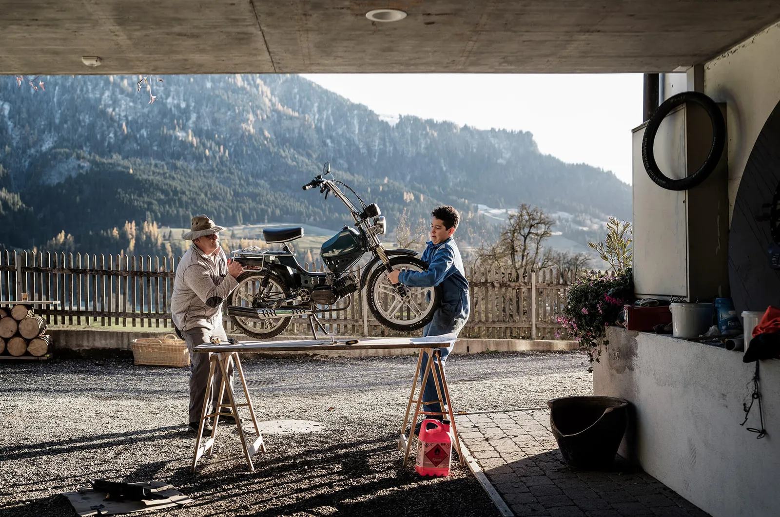 Zwei Männer reparieren Moped