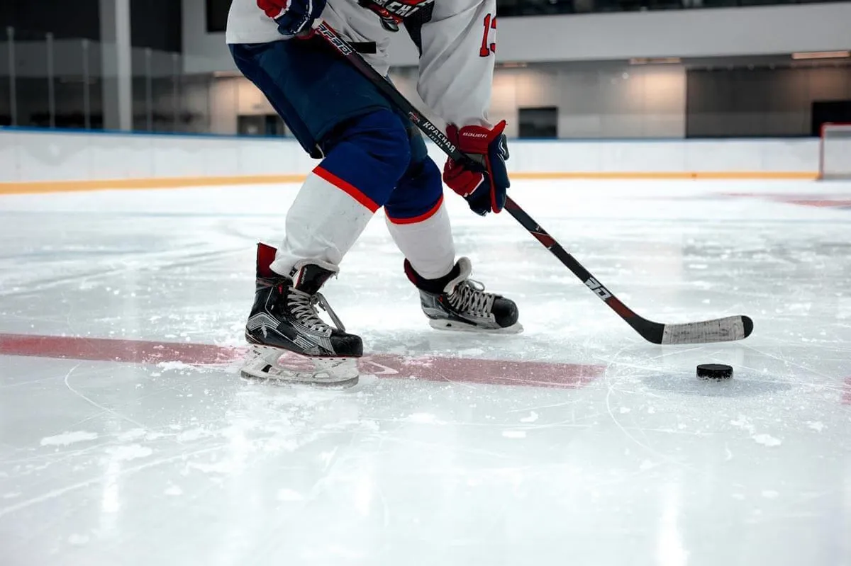 Eishockeyspieler mit Puck