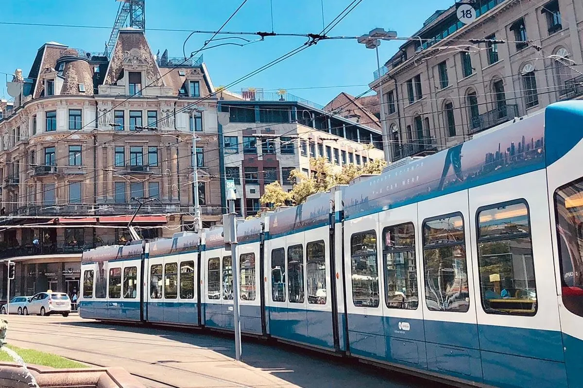 Tram fährt durch Zürich