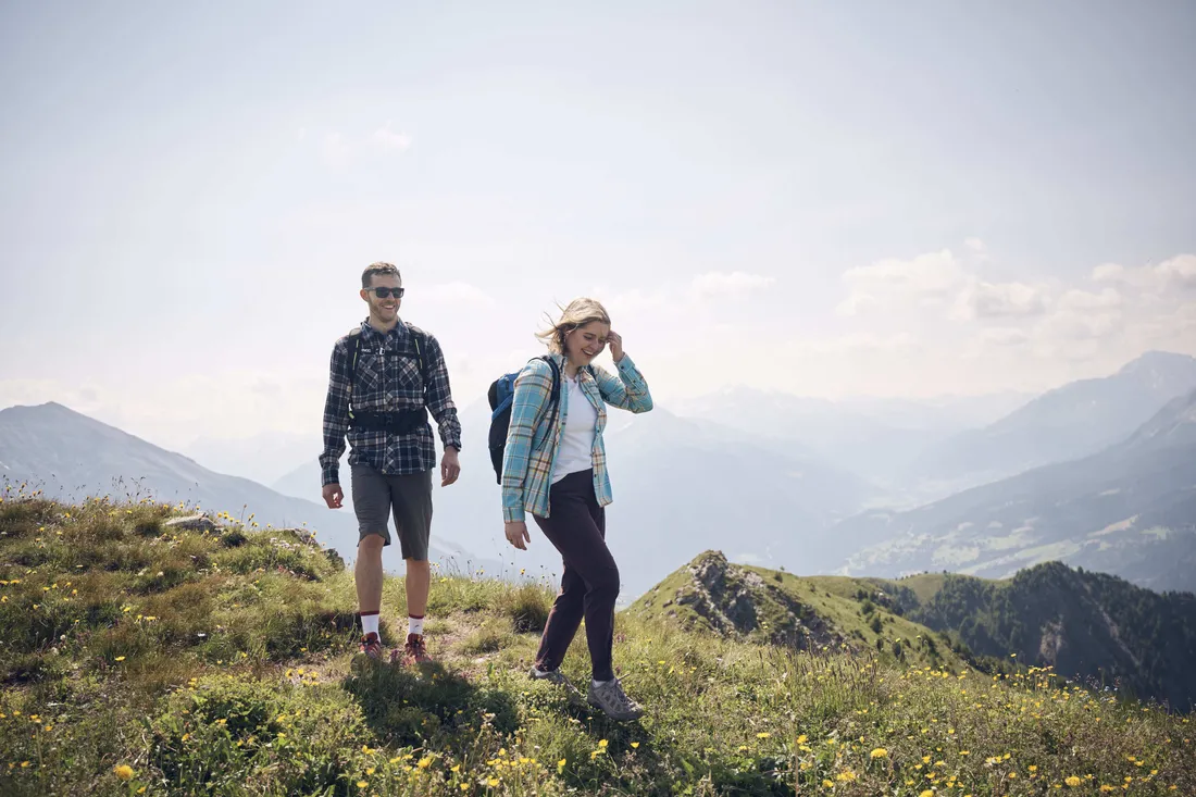 2 Personen beim Wandern