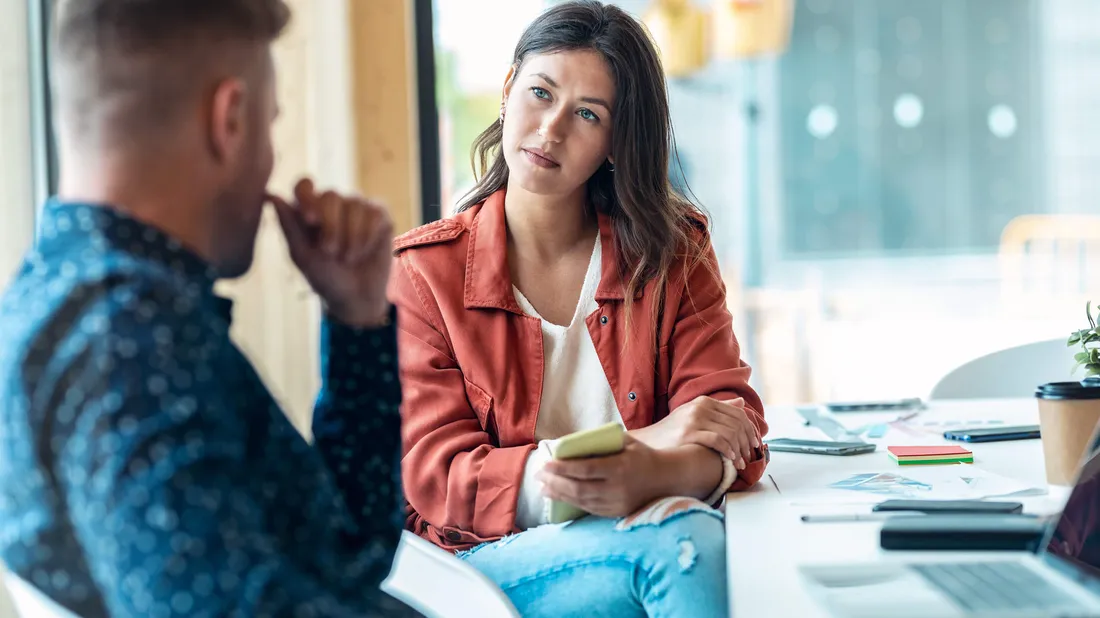 Eine geschäftliche Gesprächssituation zwischen Mann und Frau