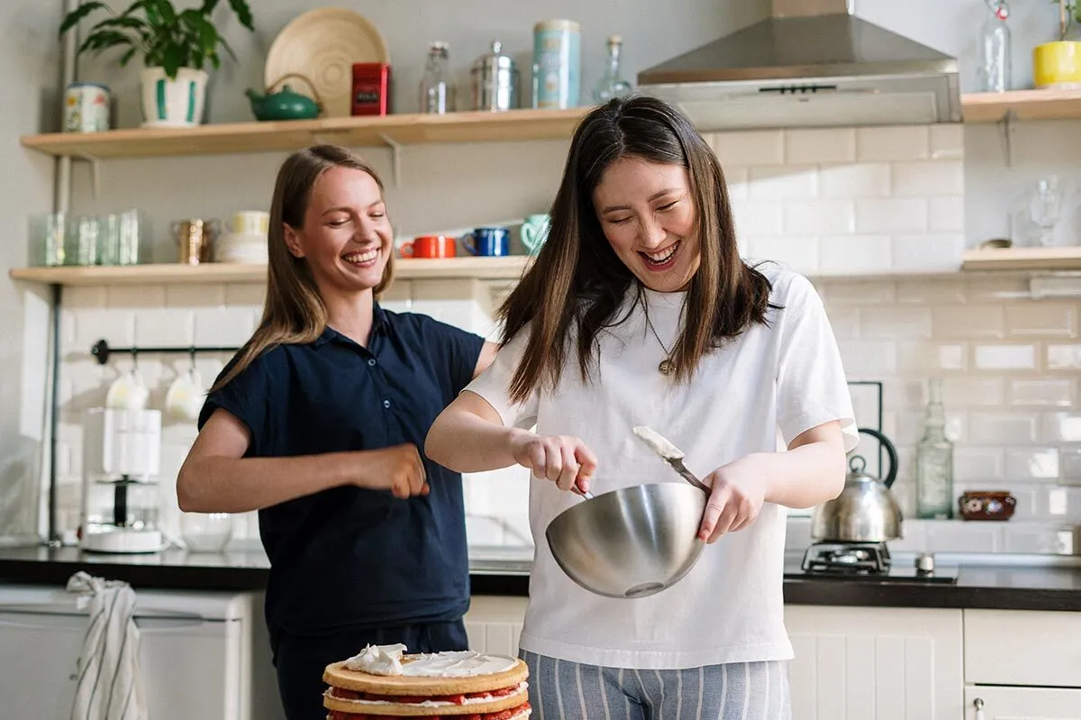 Junge Frauen in der Küche