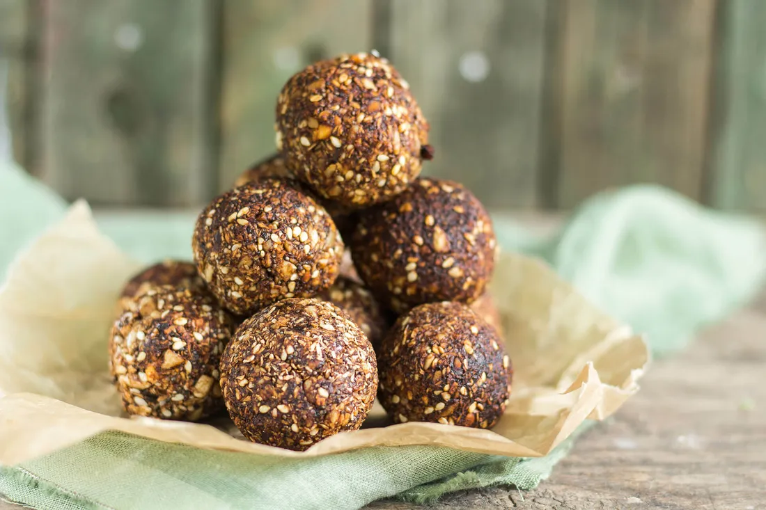 Energyballs/Stillkugeln liegen auf einem Tisch