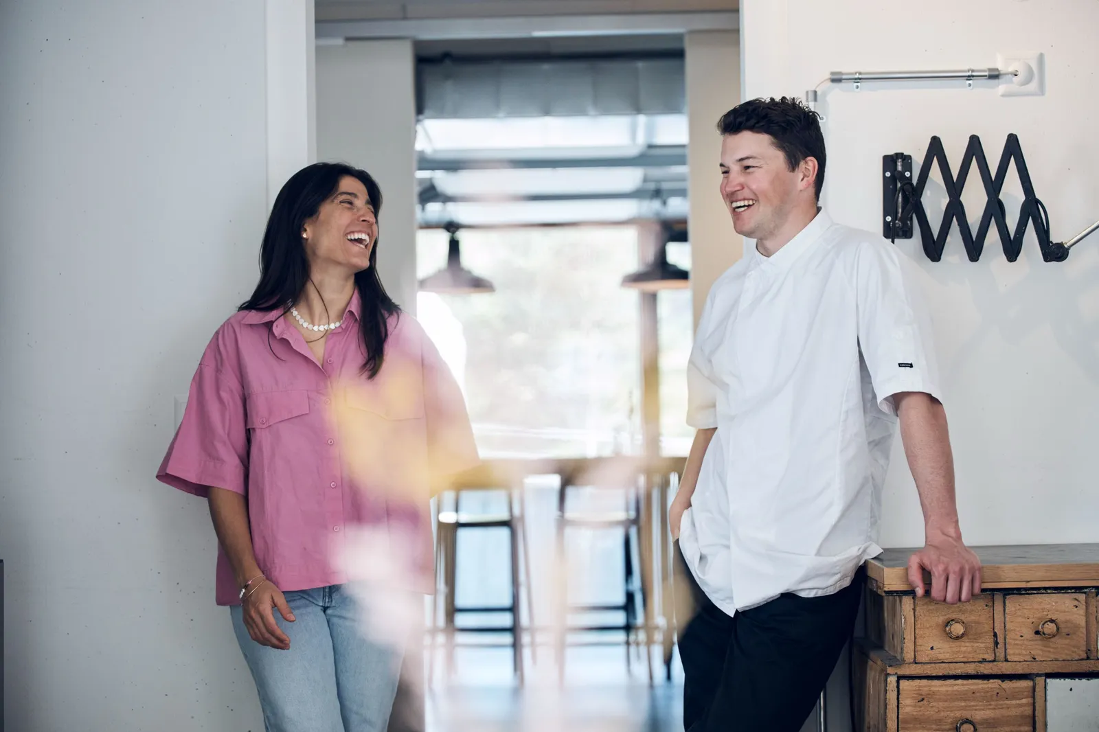 Valeria Luengo Erbin, Verantwortliche Food & Beverages, und Chefkoch Pascal Bertschinger. Beide treiben gerne Sport in der Natur – einer der Gründe, weshalb sie ihren Job in Laax so mögen.