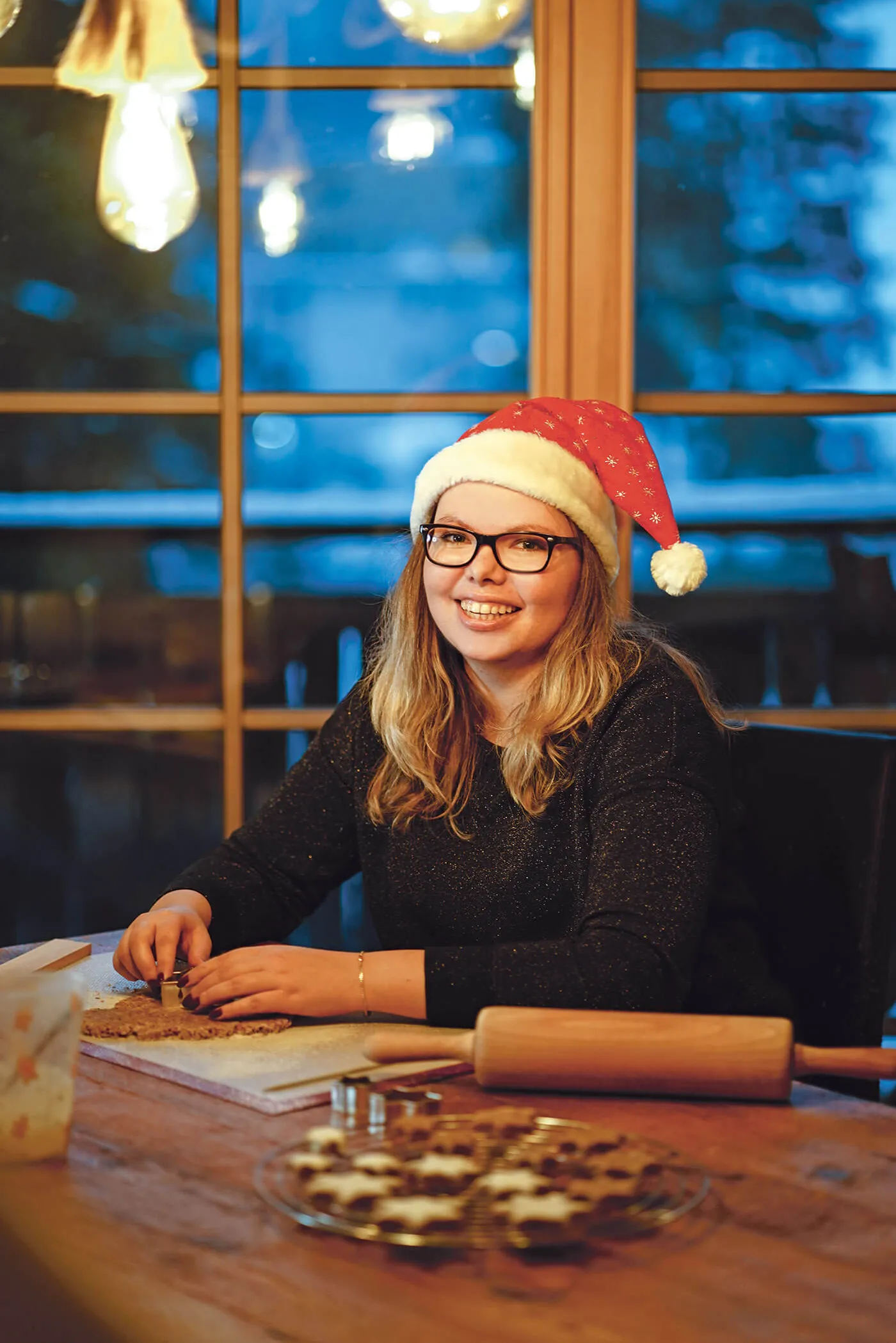 ÖKK Mitarbeiterin Jana Barandun bäckt Weihnachtsguetzli