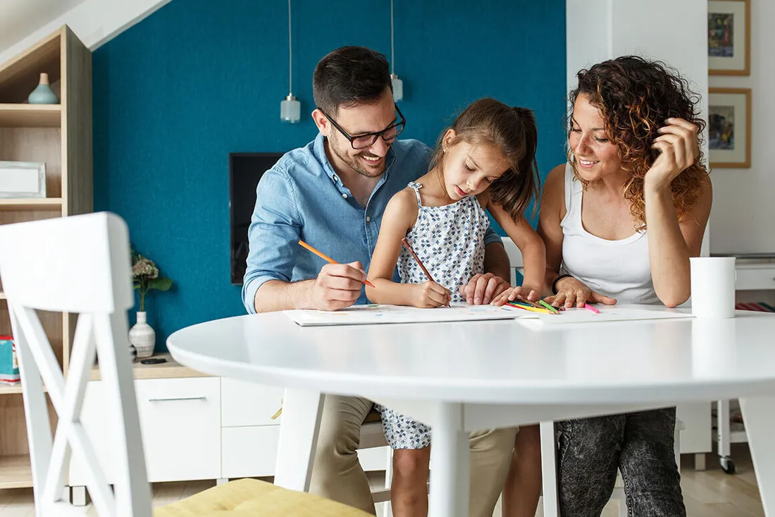 Familie am Tisch beim Planen