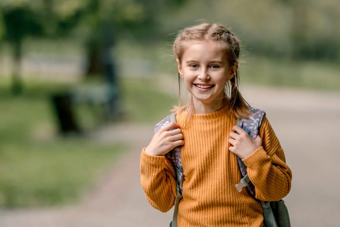 Ein Mädchen freut sich über den erfolgreichen Schulstart mit Teachy