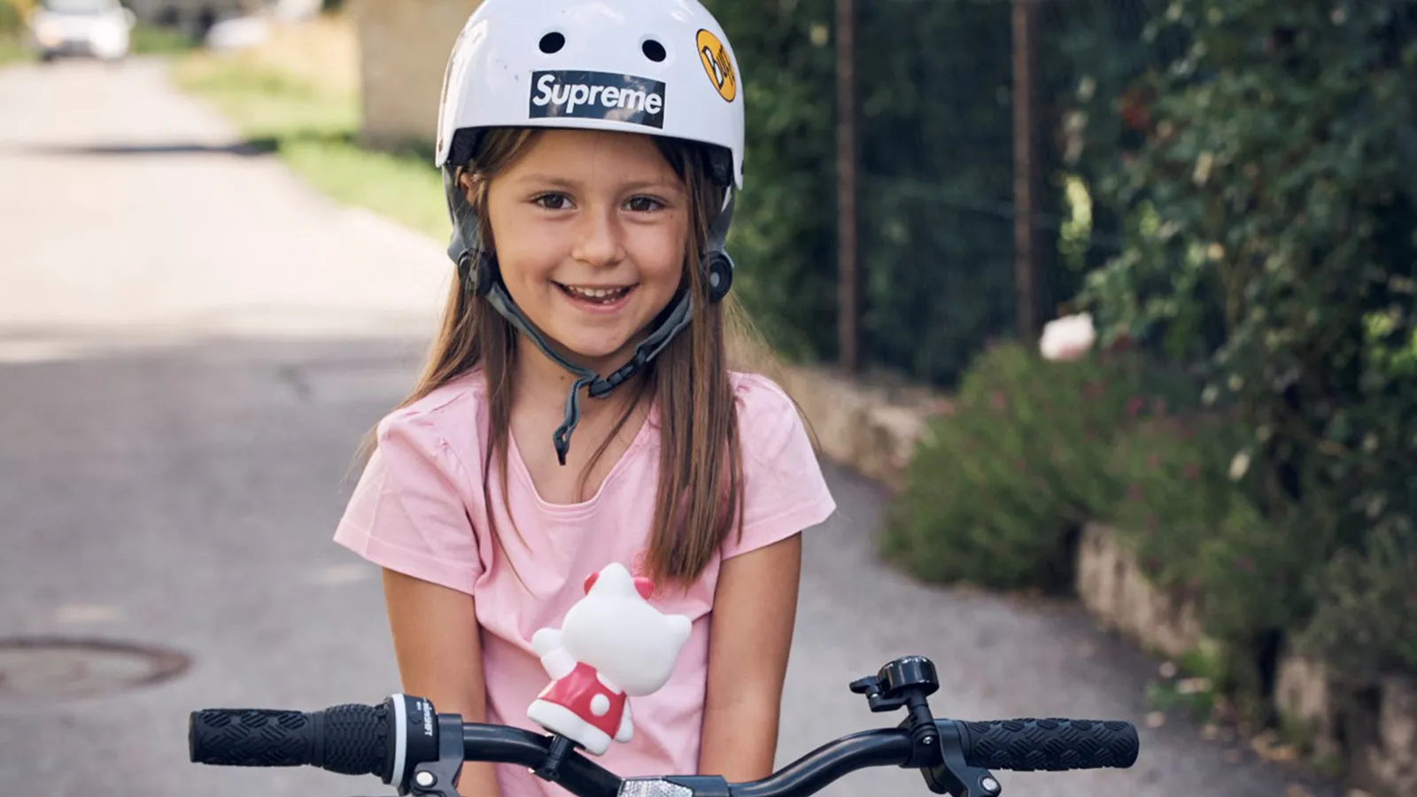 Mädchen mit Helm und Velo ist bereit für den Schulstart