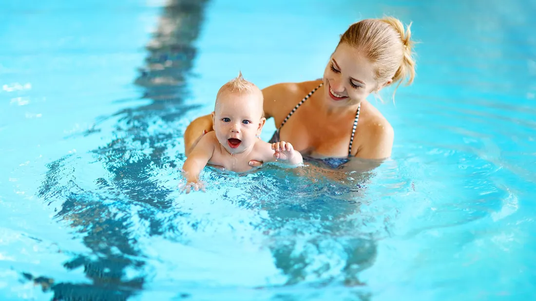 Eine Mutter mit ihrem Baby im Schwimmbad