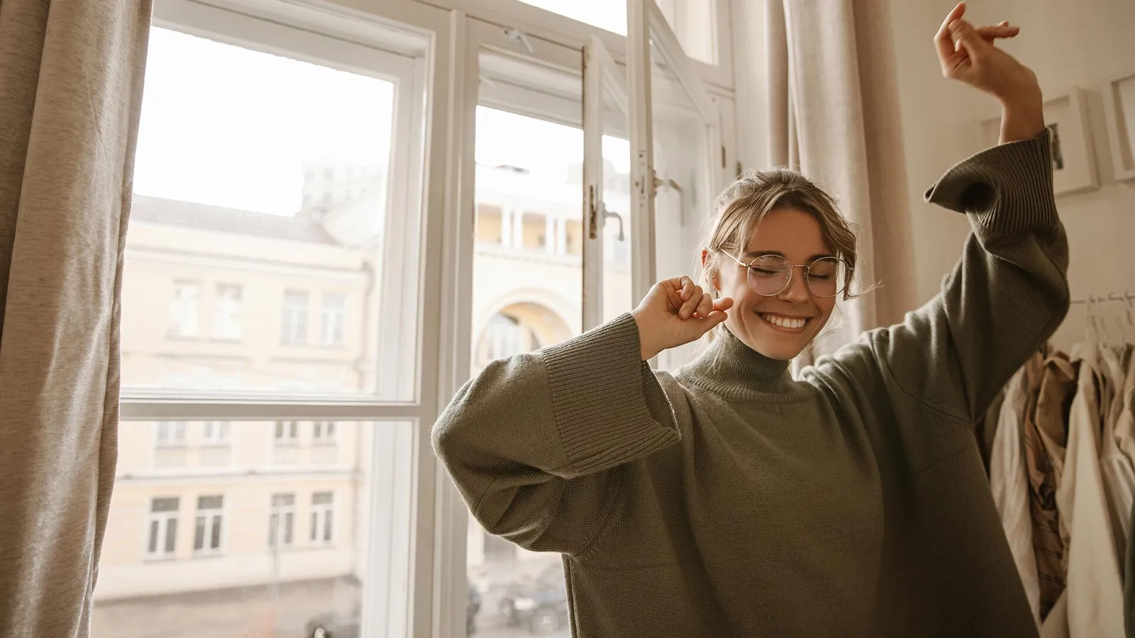 Junge Frau bewegt sich zu Musik