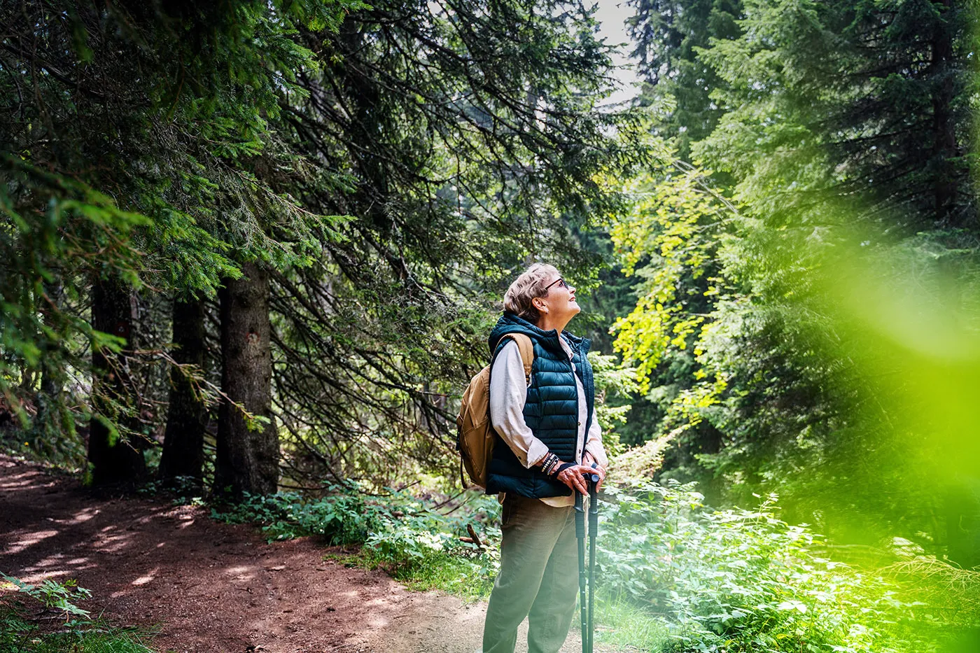 Frau tankt Energie im Wald