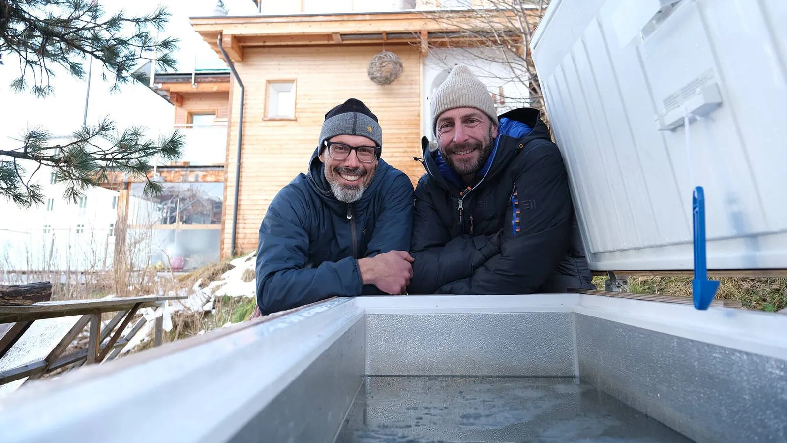 Zwei Männer stehen vor einem Eisbad