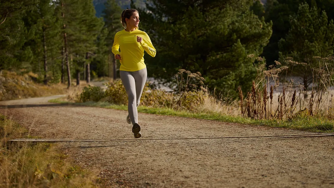 Frau joggt über einen Weg