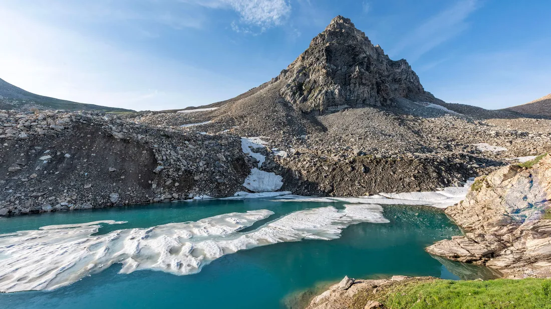 Blick auf einen Bergsee mit Eisschollen