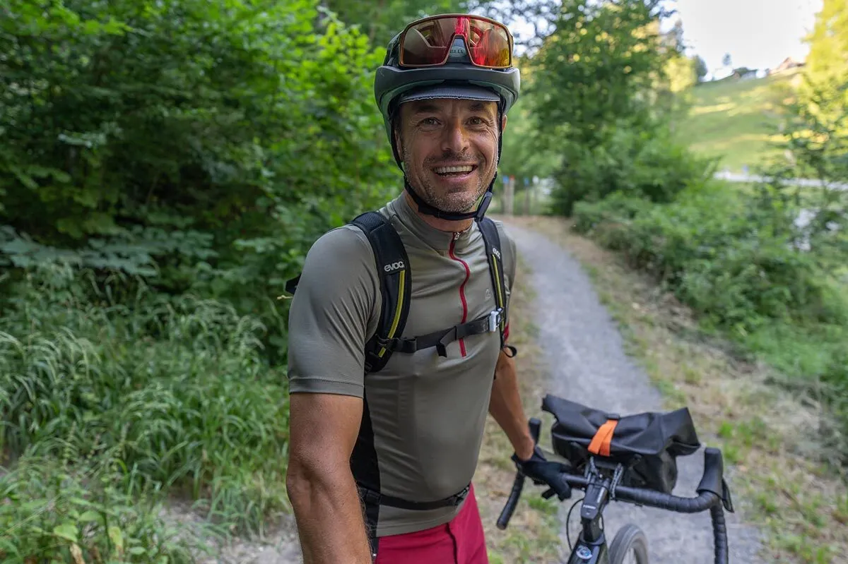 Velofahrer mit Gravelbike auf einem Weg