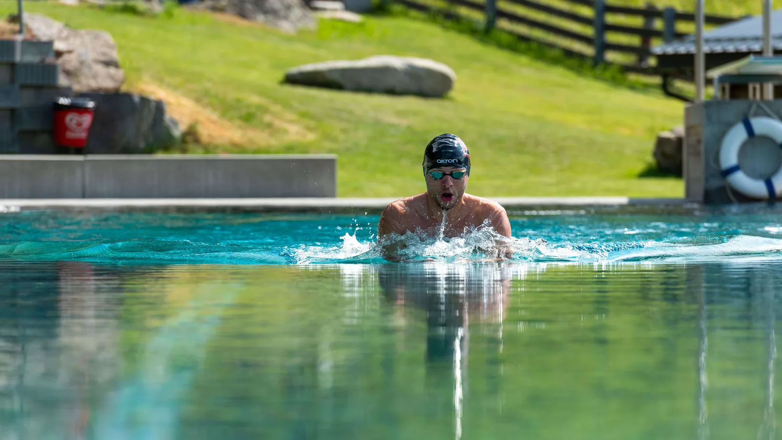 Mann schwimmt dynamisch in einem Becken