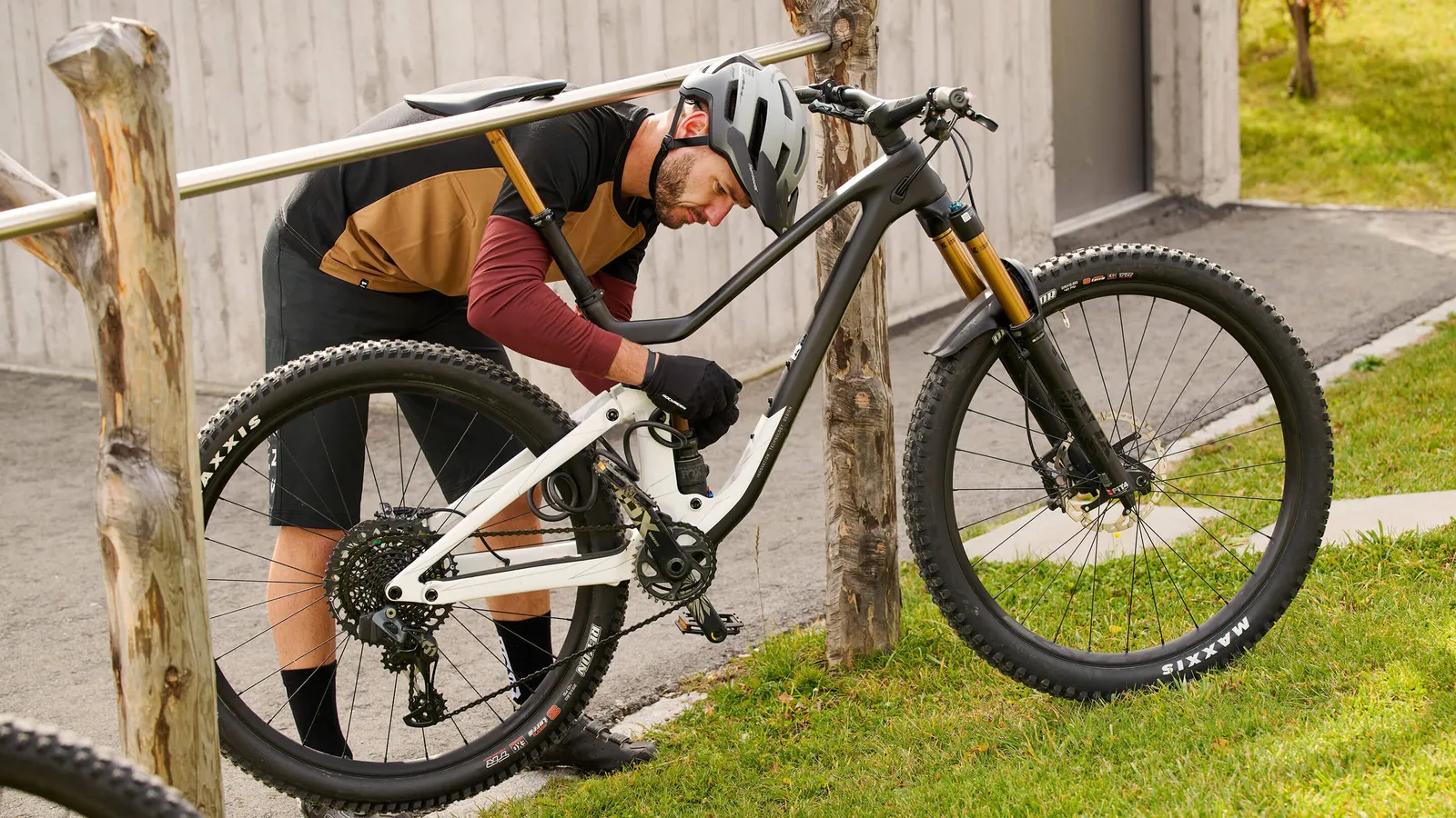 Mann schliesst sein Mountainbike mit einem Schloss ab