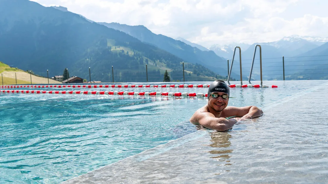 Mann macht beim Längenschwimmen eine Pause