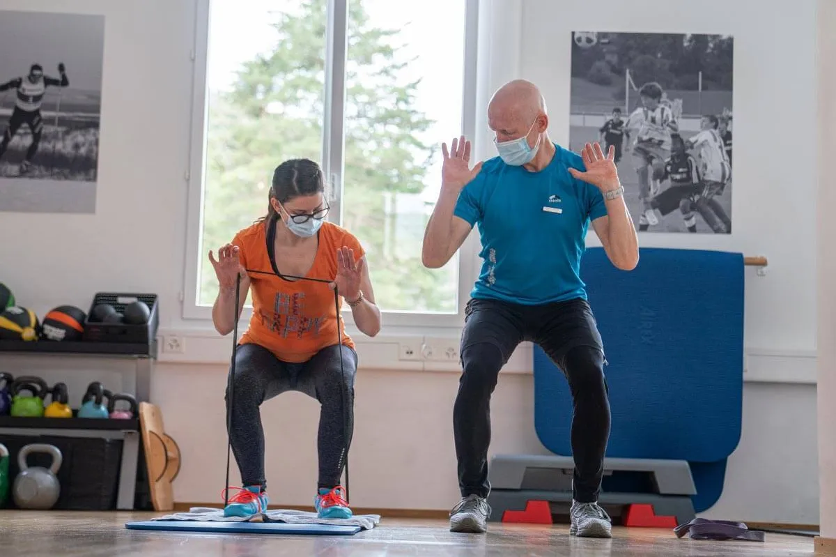 Zwei Personen machen Krafttraining für den Ausdauersport