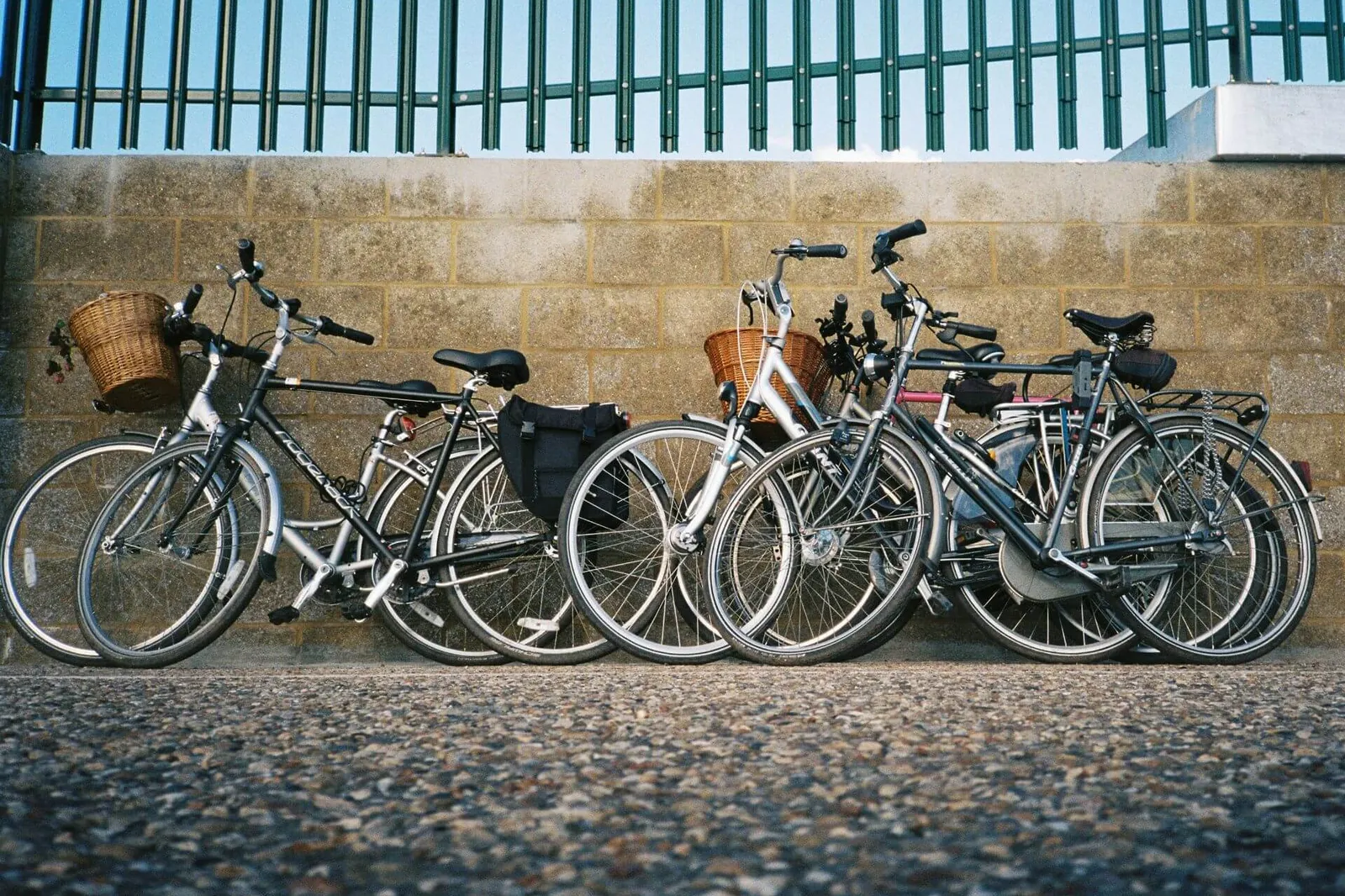 Fahrräder stehen in der Stadt an einer Mauer