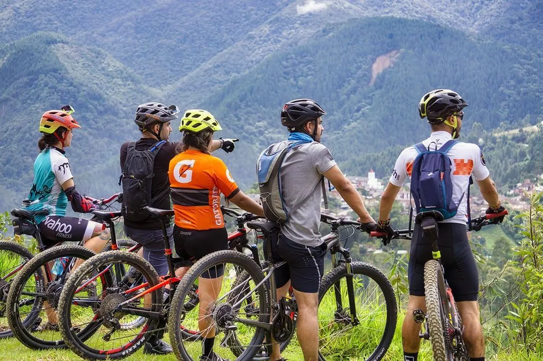 Gruppe, die Bike Guiding in Anspruch nimmt