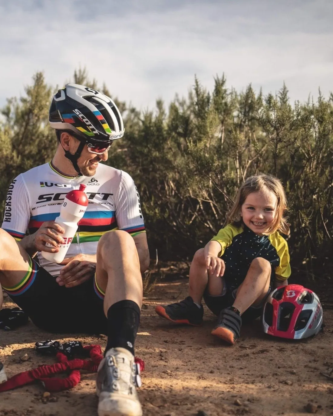 Nino Schurter macht mit seiner Tochter Lisa eine Pause