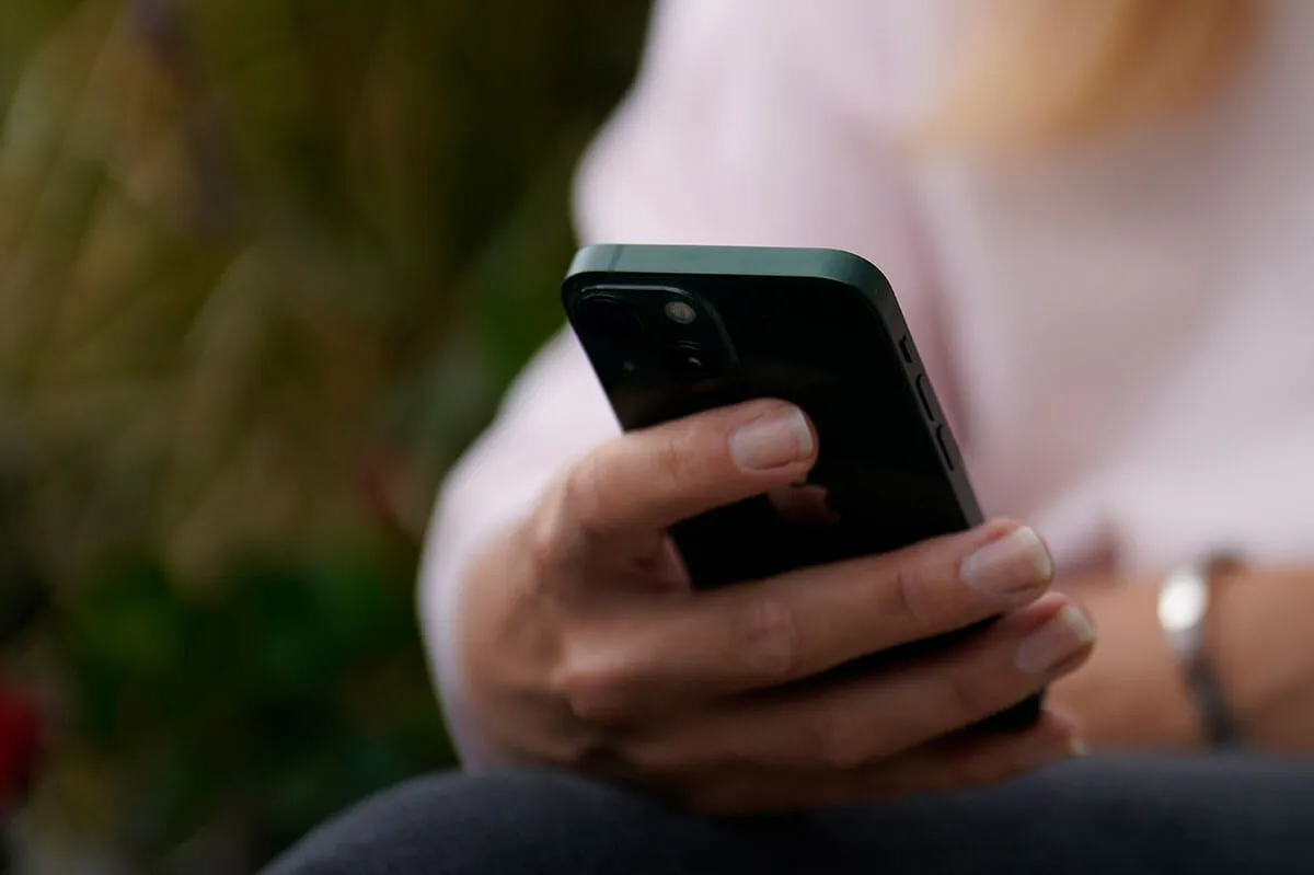 Frau hält Smartphone in der Hand