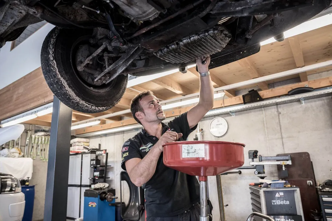 Automechaniker sieht sich Fahrzeug an