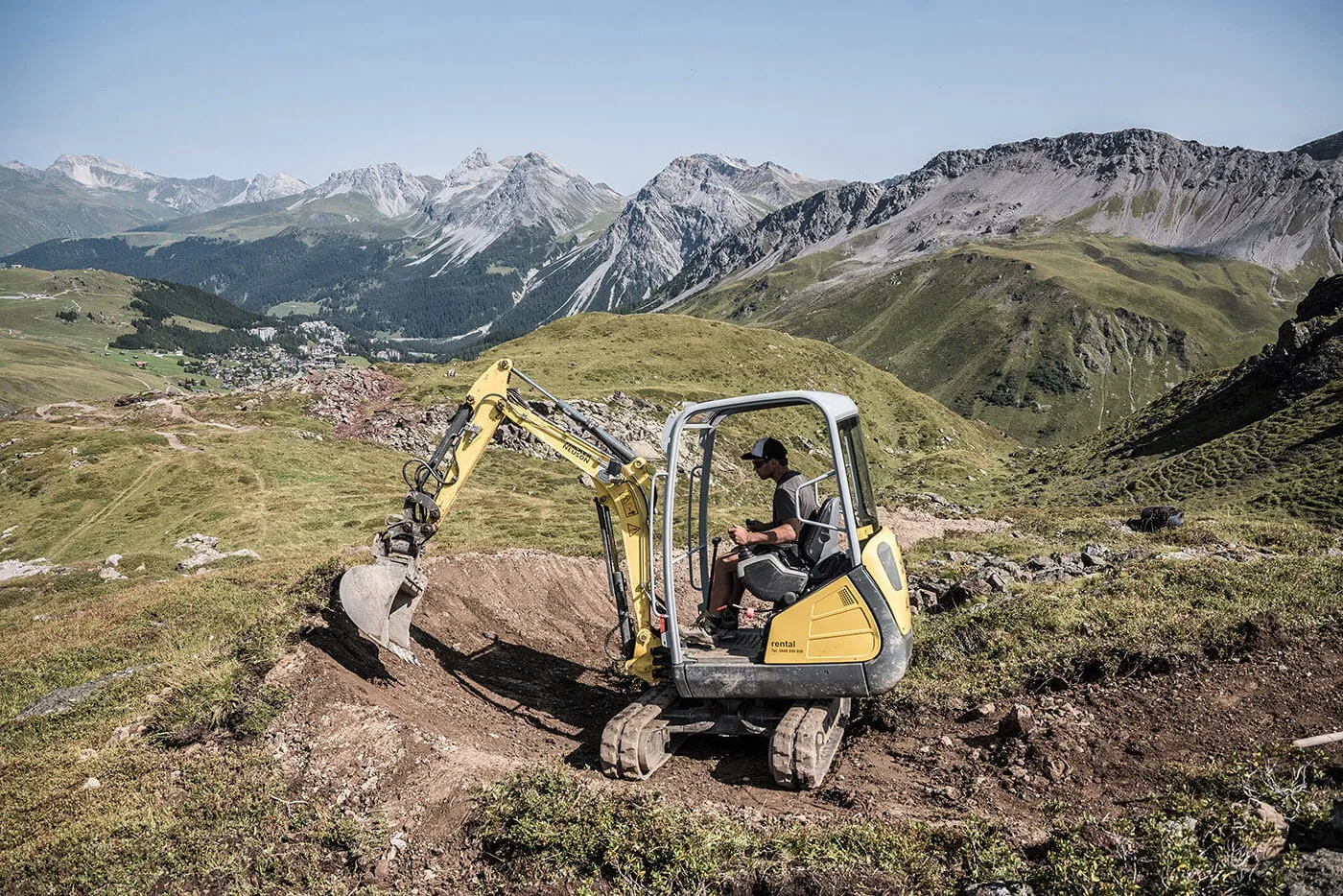 Bagger baut Bike-Trail