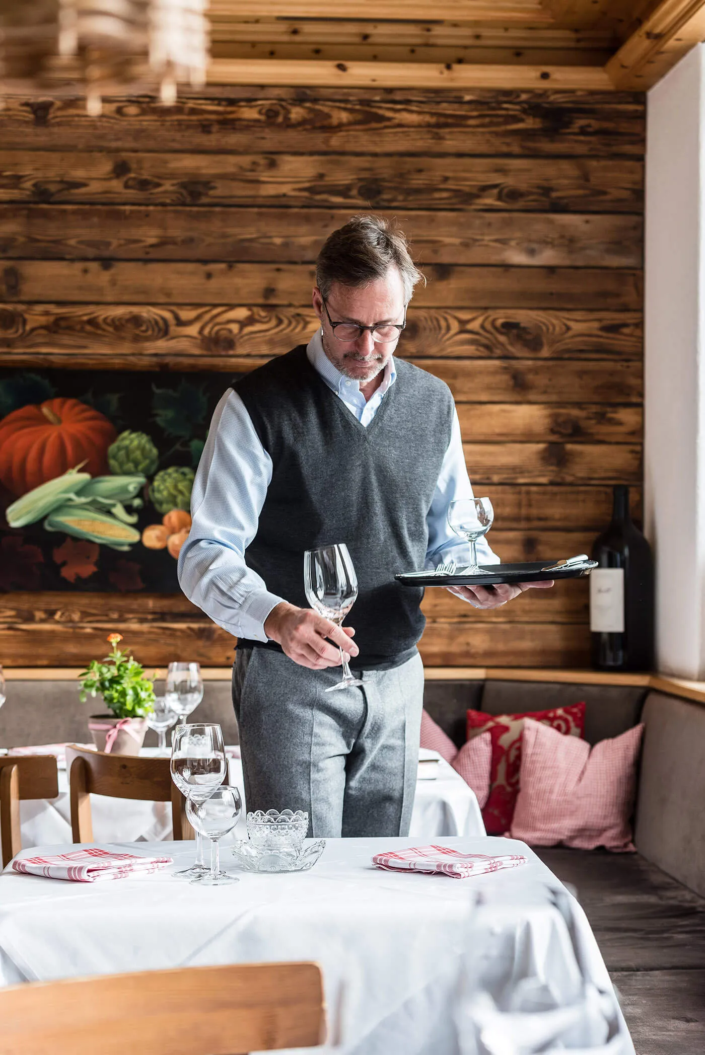 Kellner stellt Glas auf den Tisch